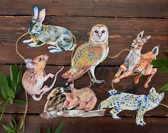 Guirnalda de papel ilustrada de animales del bosque.