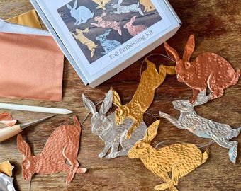 Kit de estampado en estaño para manualidades: conejos estampados en lámina metálica. Kit para adultos y adolescentes. Guirnalda de conejitos, adornos, etiquetas de regalo y proyectos para fiestas de manualidades.