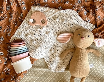 Patrón de arrullo para bebé con mordedor de madera y ondas de crochet