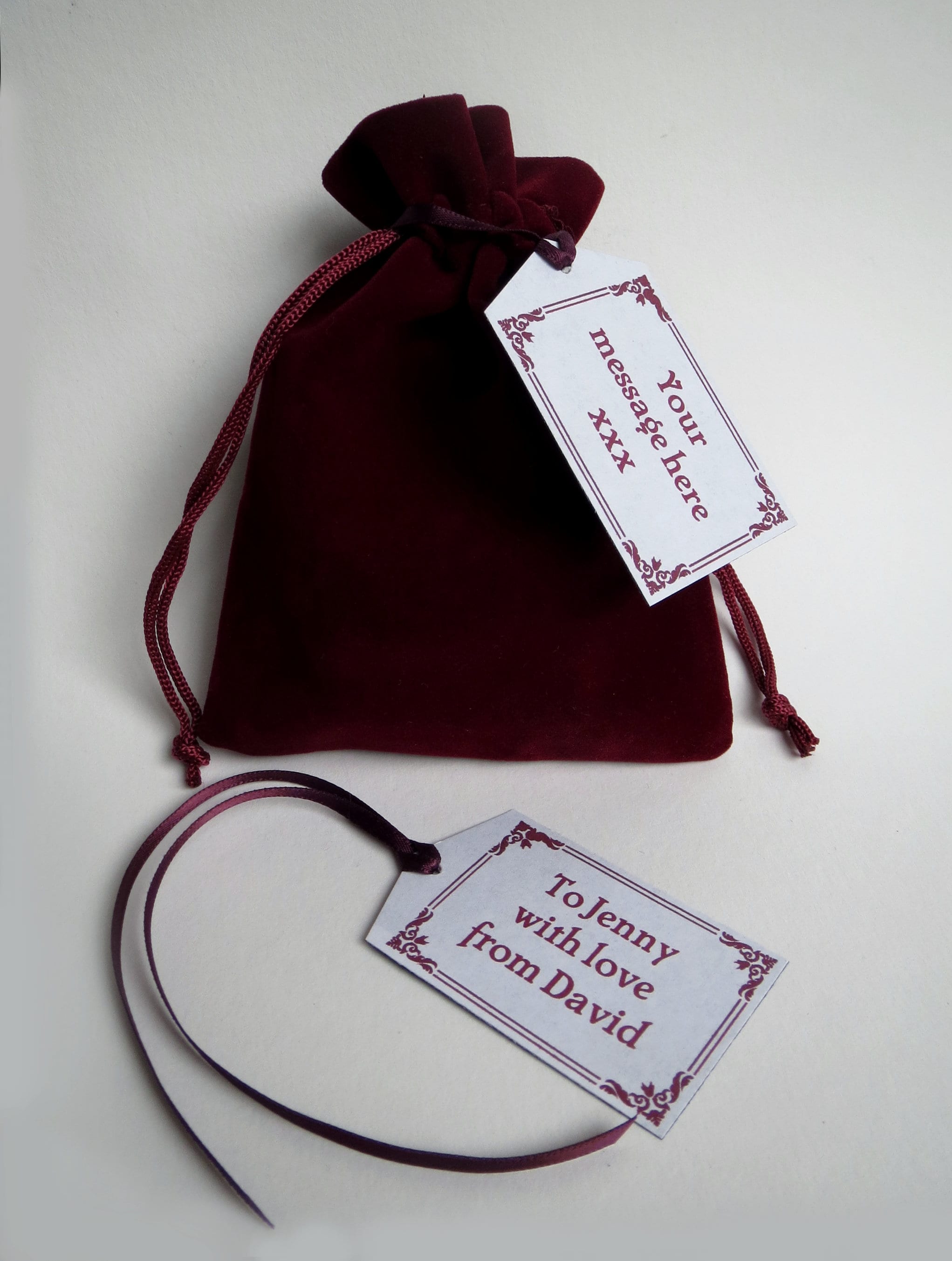 Tête De Renne. Bois De Renne Rudolph Au Nez Marron Et Rouge Avec Arc