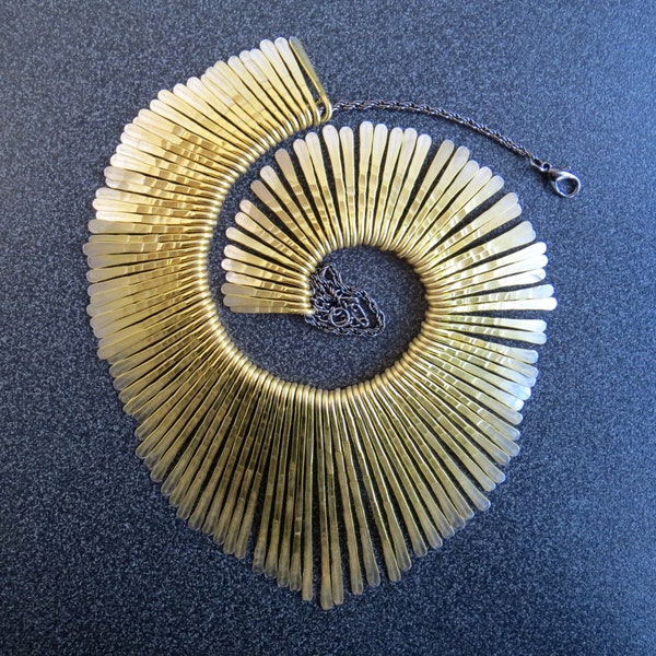 Collier à franges en métal martelé, tons dorés et argentés