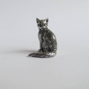 Silberne Katzenfigur