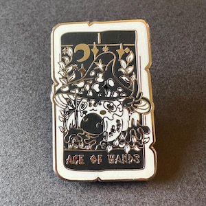 Broche en émail pour tarot grenouille As de Wands