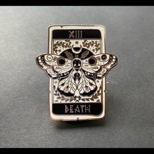 Épingle de tarot sphinx tête de mort en émail