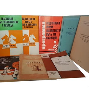 Könnte beinhalten: Eine Sammlung alter Schachbücher mit russischen Titeln und Schachillustrationen. Die Buchumschläge sind in verschiedenen Farben gehalten, darunter Grün, Orange, Rot und Blau. Ideal für Sammler.