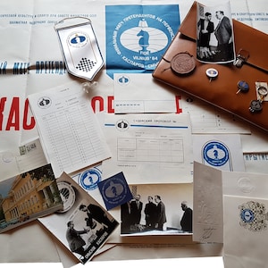 Seltene Schach Souvenirs, Kasparov-Smyslov Match Souvenirs, Schach Umschläge, Ton Medaille, Abzeichen, Papier Souvenirs, Sammlung von Schach Souvenirs