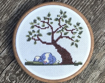 Schlafender Welpe unter Baum Kreuzstich Muster PDF | Süsser Hundewald moderne XStitchkarte | Sofort Download + Bonus Alphabet
