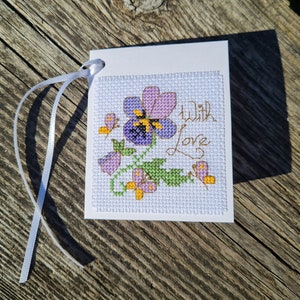 Met liefde. 1 afgewerkt handgemaakt cadeaulabel, kaart. Kruis gestikt.