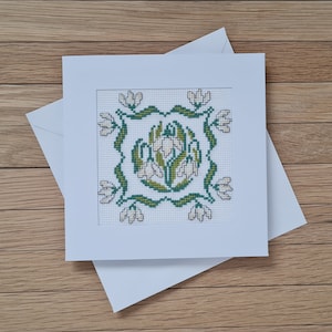 Carte, perce-neige, point de croix. Aida 16. DMC. Cette carte est prête à l'emploi. PAS un kit de point de croix.