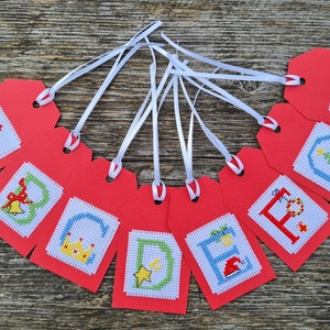 8 étiquettes-cadeaux de l'alphabet de Noël finies à la main.