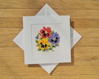 Kreuzgestickte Stiefmütterchen Karte. Aida 14. DMC. Das ist bereit, Karte zu verwenden. KEINE Kreuzstichpackung.