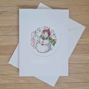 Biglietto natalizio con pupazzo di neve ricamato a punto croce. Aida 14.DMC. Questa è una carta pronta per l'uso. NON un kit per punto croce.