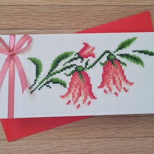 Carte de voeux fleurs brodées au point de croix. Aida 14. DMC. Cette carte est prête à l'emploi. PAS un kit de point de croix.