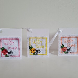 Avec amour. 3 étiquettes-cadeaux finies à la main, cartes. Point de croix.