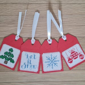4 étiquettes cadeaux faites main pour Noël.