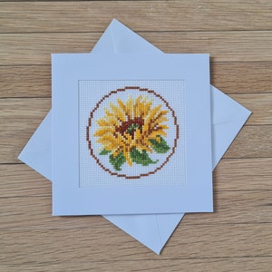 Carte de tournesol brodée au point de croix. Aida 14. DMC. Cette carte est prête à l'emploi. PAS un kit de point de croix.