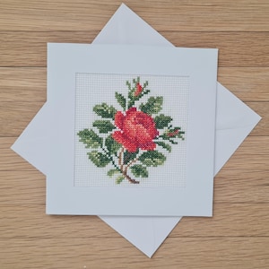Carte de roses brodées au point de croix. Aida 14. DMC. Cette carte est prête à l'emploi. PAS un kit de point de croix.