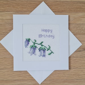Carte de joyeux anniversaire brodée au point de croix. Aida 14. DMC. Cette carte est prête à l'emploi. PAS un kit de point de croix.