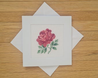 Kreuzgestickte Rosenkarte. Aida 14. DMC. Das ist bereit, Karte zu verwenden. KEINE Kreuzstichpackung.