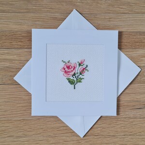 Carte de petites roses brodées au point de croix. Aida 14. DMC. Cette carte est prête à l'emploi. PAS un kit de point de croix.