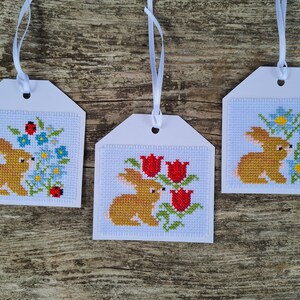 3 étiquettes-cadeaux finies à la main. Lapins de Pâques.