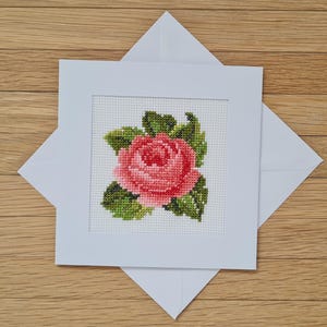 Carte rose brodée au point de croix. Aida 14. DMC. Cette carte est prête à l'emploi. PAS un kit de point de croix.