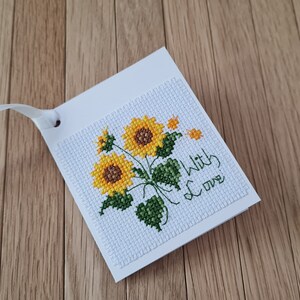 Avec amour. 1 étiquette-cadeau finie à la main, carte. Point de croix.