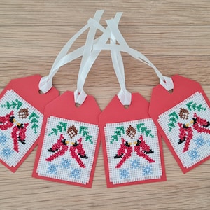 4 étiquettes cadeaux fabriquées à la main avec des cardinaux rouges.