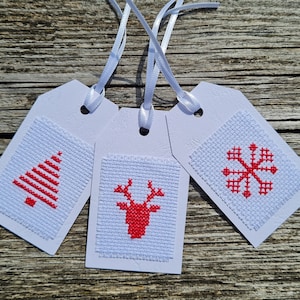 3 étiquettes cadeaux de Noël faites à la main.