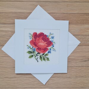 Carte de fleurs brodées au point de croix. Aida 14. DMC. Cette carte est prête à l'emploi. PAS un kit de point de croix.