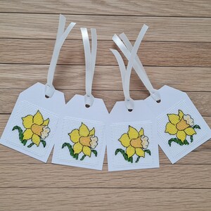 4 étiquettes cadeaux jonquilles faites à la main. Fleurs au point de croix.