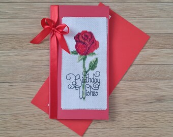 Kreuzgestickte Rose ,,Geburtstagswünsche,, Grußkarte. Aida 14. DMC. Das ist bereit, Karte zu verwenden. KEINE Kreuzstichpackung.