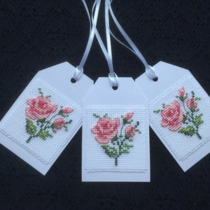 3 étiquettes cadeaux faites main. Fleurs brodées au point de croix.