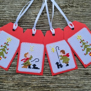 4 étiquettes cadeaux faites main pour Noël.