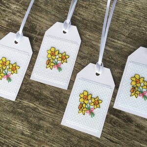 4 étiquettes cadeaux finies à la main. Jonquilles. Point de croix.
