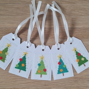 5 étiquettes cadeaux faites à la main pour sapin de Noël. Point de croix.