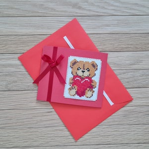 Petite carte ours en peluche avec coeur au point de croix. Aida 14. DMC. Cette carte est prête à l'emploi. PAS un kit de point de croix.