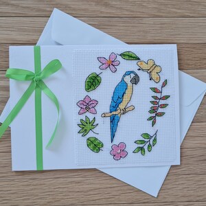 Carte perroquet au point de croix. Aïda 14. DMC. C'est une carte prête à l'emploi. PAS un kit de point de croix.