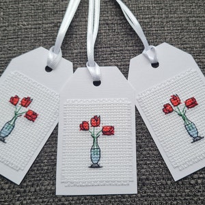 3 étiquettes cadeaux faites à la main. Fleurs au point de croix.
