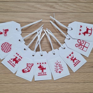9 étiquettes cadeaux de Noël faites à la main. Point de croix.