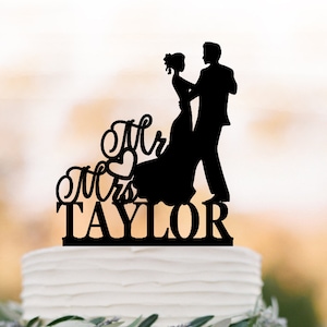 Acryl Bruidstaart topper meneer en mevrouw, bruid en bruidegom silhouet, gepersonaliseerde cake topper naam, grappige eerste cake topper beeldje afbeelding 1