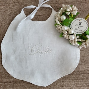 Personalized embroidered bib with name in linen
