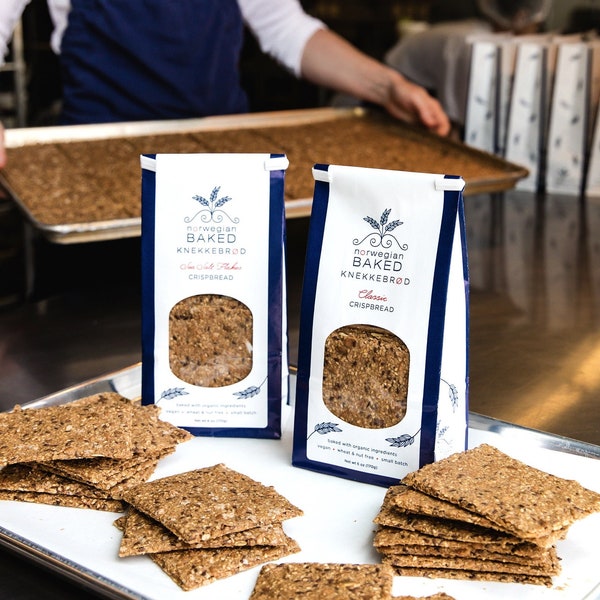 Knekkebrod fatto in casa: cibo facile e salutare per la colazione • Ripieno saporito Zucchero Grano senza latticini Pane croccante Biscotti al rosmarino