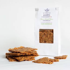 Découvrez notre fromage à base de plantes Knekkebrød • pain croustillant végétalien fraîchement sorti du four • pique-nique apéritif et cracker au fromage • collation d&#39;inspiration nordique paquet de 2