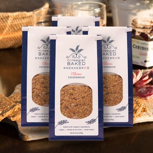 Geschenk für Gastgeberin für Cocktail-Stunde-Snacks • Gourmet-Brunch-Brett-Samen-Crackern für Brie-Käse • Dosen-Fisch-Charcuterie mit gesundem Brot