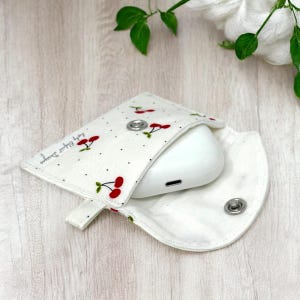 Étui pour AirPods cerise, jolie pochette pour écouteurs en tissu avec fermeture à pression, petite pochette technique faite main, support pour écouteurs rétro à imprimé cerisier, cadeau musique