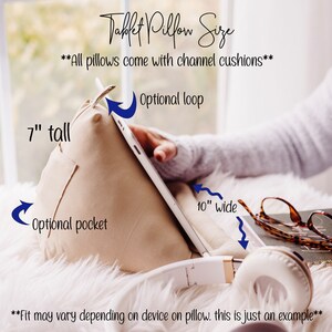 Puede incluir: Un coj&iacute;n beige para tablet con un bolsillo y un lazo opcionales. El coj&iacute;n mide 17,8 cm de alto y 25,4 cm de ancho. "Todos los cojines vienen con cojines de canal." y "El ajuste puede variar dependiendo del dispositivo en el coj&iacute;n. Esto es solo un ejemplo." est&aacute; escrito en la imagen.