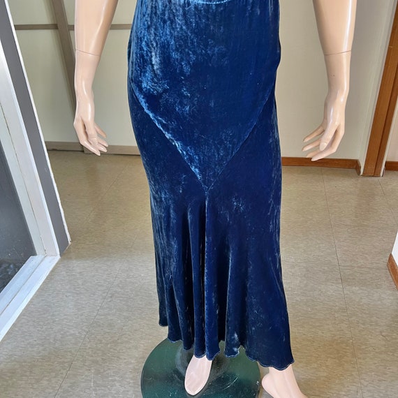 1930s vintage royal blue silk velvet bias cut gow… - image 6