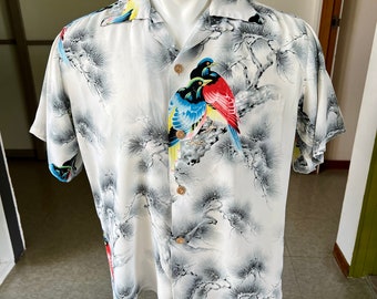 1950er Vintage Hawaiian Surf Krepp-Rayon-Hemd mit Vögeln im Tannenbaum-Print M