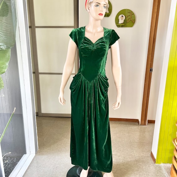 1930s or 40s vintage deep emerald green silk velve